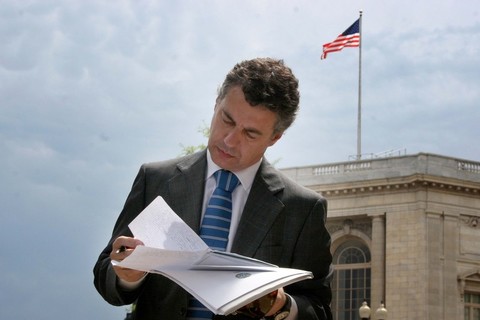 Argazkia: Iigo Urkulluk  agiri batzuk begiratzen ditu  Washingtonera egin duen ikustaldian