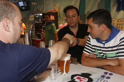 Argazkia: Ahaldunak, Bilboko zinegotziak eta Burukideak tragoak jartzen Gogorregin.