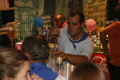 Foto: Concejales de Bilbao, Diputados y Burukides poniendo tragos en Gogorregi.