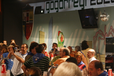 Argazkia: Ahaldunak, Bilboko zinegotziak eta Burukideak tragoak jartzen Gogorregin.