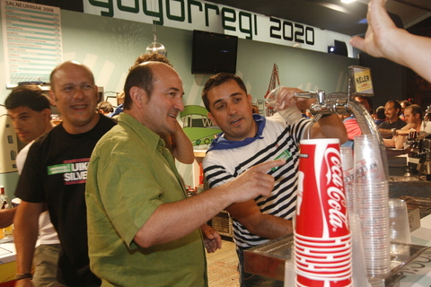 Argazkia: Ahaldunak, Bilboko zinegotziak eta Burukideak tragoak jartzen Gogorregin.