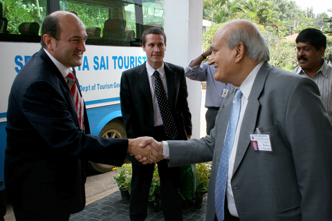 Argazkia: Sami Labsko Zuzendari Nagusia eta Ortuzar.