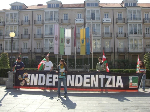 Argazkia: Trebioren estandartea faltan dagoala