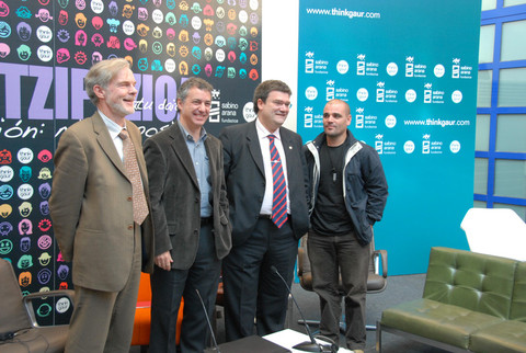 Foto: Iigo Urkullu con Juan Maria Aburto , Niels Bottger-Rasmussen y Santiago Cirugeda