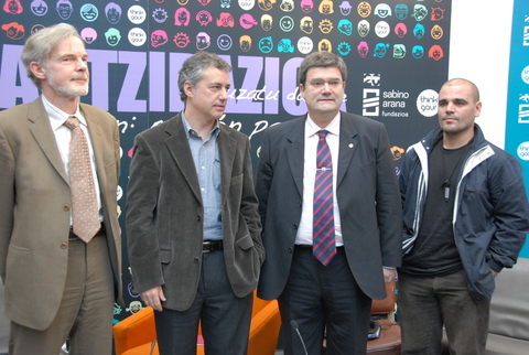 Foto: Iigo Urkullu con los ponentes del seminario 