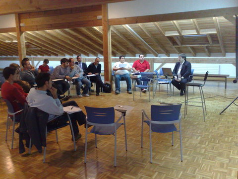 Argazkia: Eztabaida taldeak Derion