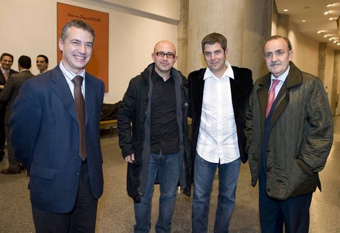 Foto: Iigo Urkullu con varios de los asistentes al encuentro 