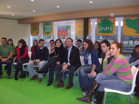 Argazkia: Ibarretxe Lehendakariak egikideen galderak erantzun zituen