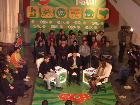 Argazkia: Iigo Urkulluk ponentziak lehen bait lehen irakurri nahi ditu. Osos interesatuta dago gazteen iritzi