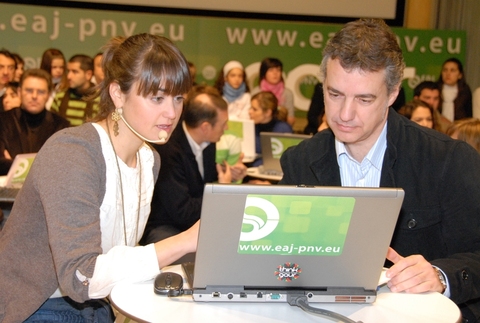 Foto: Garbie Saez prueba las nuevas herramientas informticas