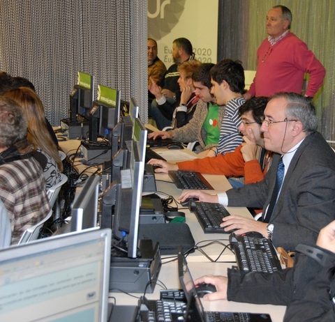 Foto: Varios participantes trabajando con sus ordenadores