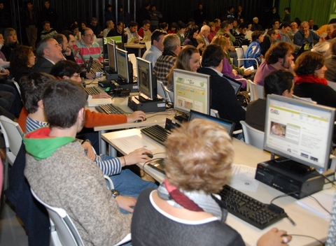 Foto: Los participantes escuchando las explicaciones sobre la nueva pgina web 