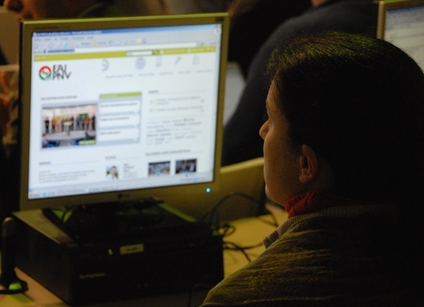 Foto: Un participante del acto trabajando con la nueva pgina web www.eaj-pnv.eu