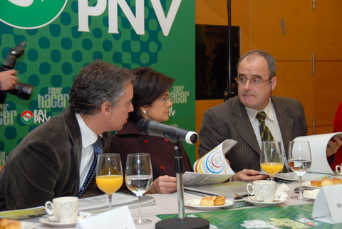 Foto: Iigo Urkullu , Belen Greaves y  Joseba Egibar conversan tras la rueda de prensa 