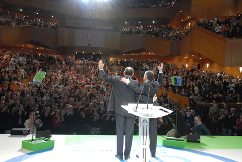 Argazkia: Iigo Urkullu eta Ibarretxe Lehendakaria publikoa agurtzen 