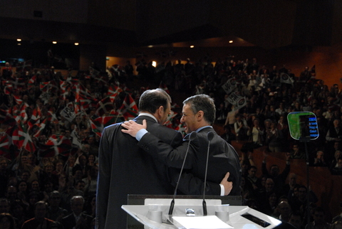 Argazkia: Iigo Urkullu eta Ibarretxe Lehendakaria agurtzen dira 