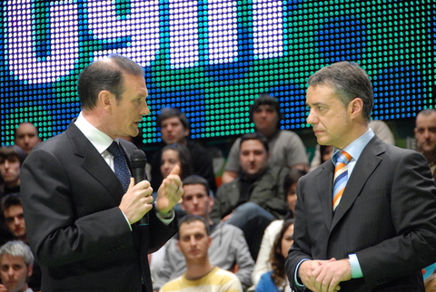 Argazkia: Ibarretxe Lehendakaria Iigo Urkullurekin hitz egiten 